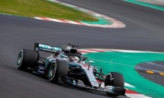 九游娱乐app下载-梅赛德斯险胜迈凯伦，汉密尔顿刷新纪录的简单介绍