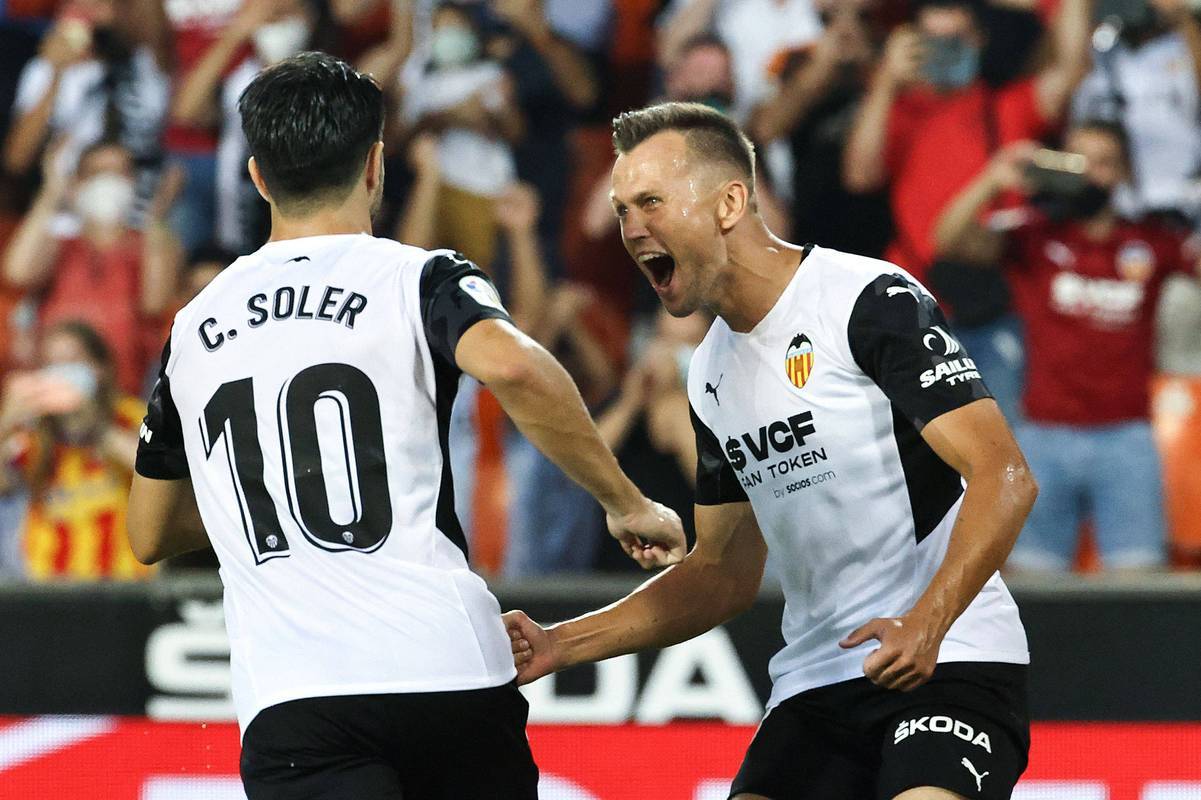 包含巴伦西亚客场止步不前，努力加强进攻的词条