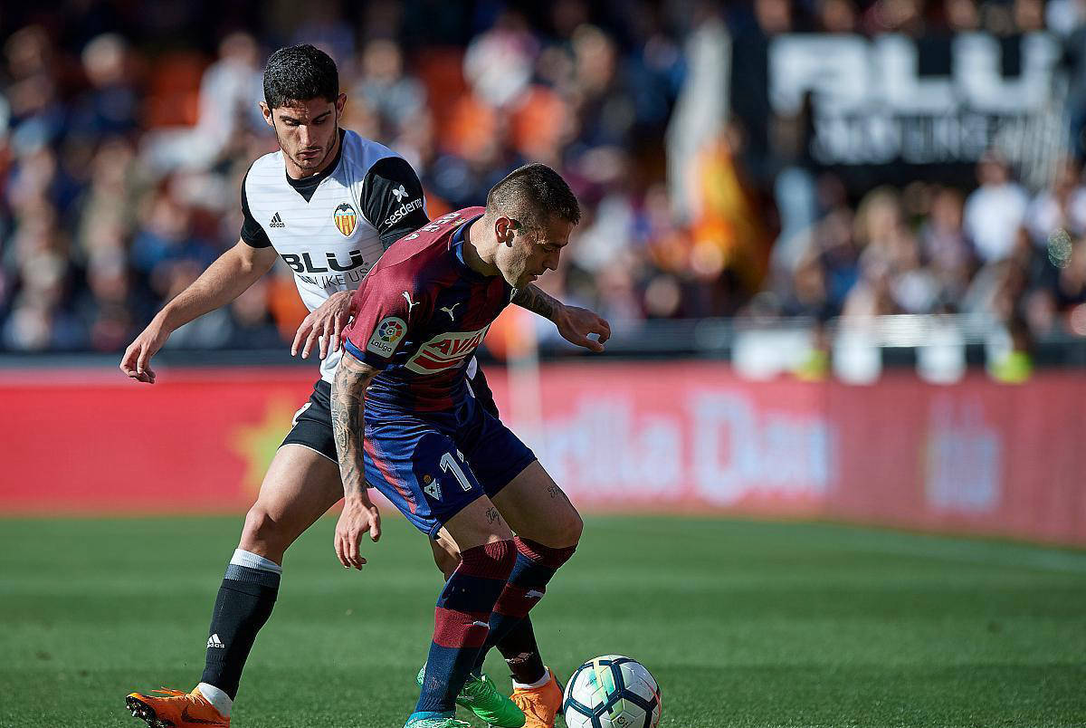 包含巴伦西亚客场止步不前，努力加强进攻的词条