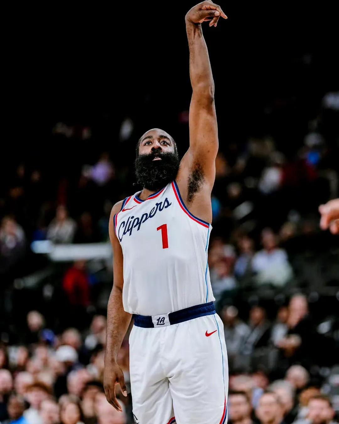 背靠背作战,球队状态不稳定 背靠背作战,球队状态不稳定