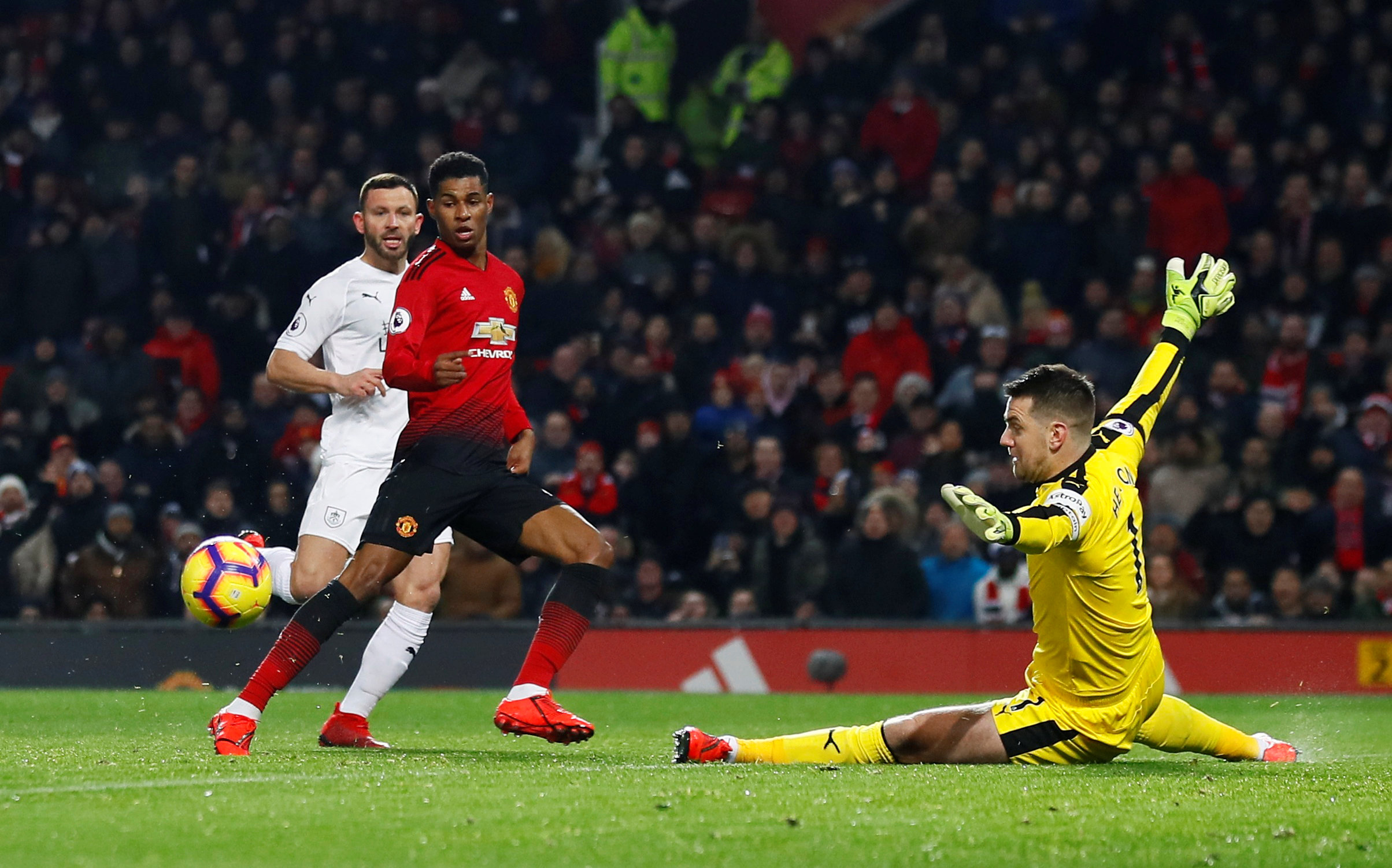 包含伯恩利战平伯明翰城，难分胜负的词条