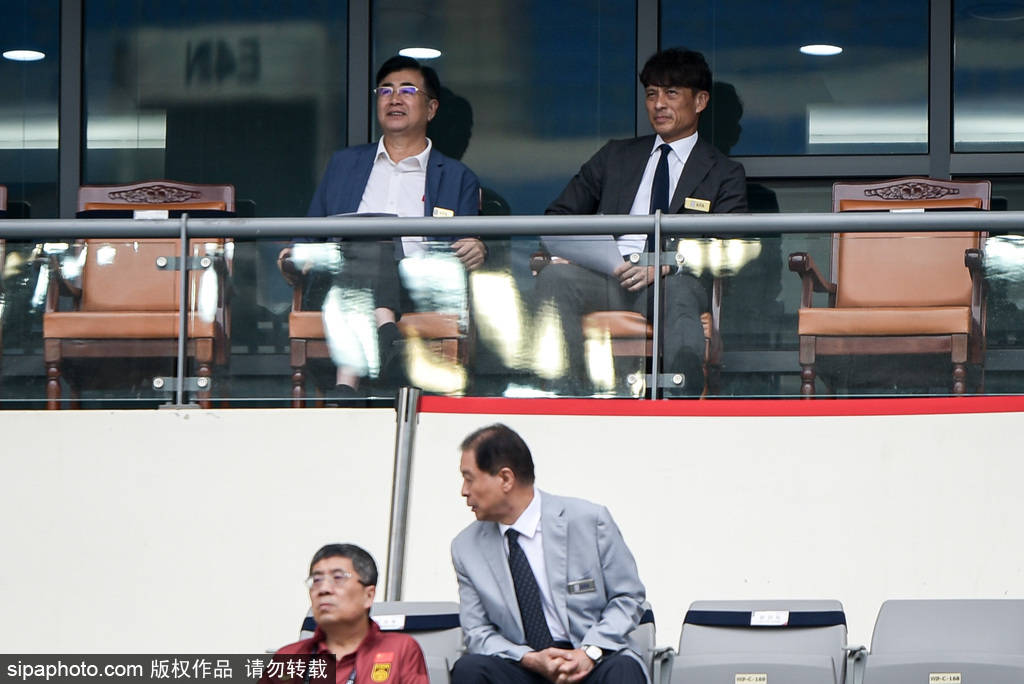 裁判判罚争议，引起球迷不满抗议