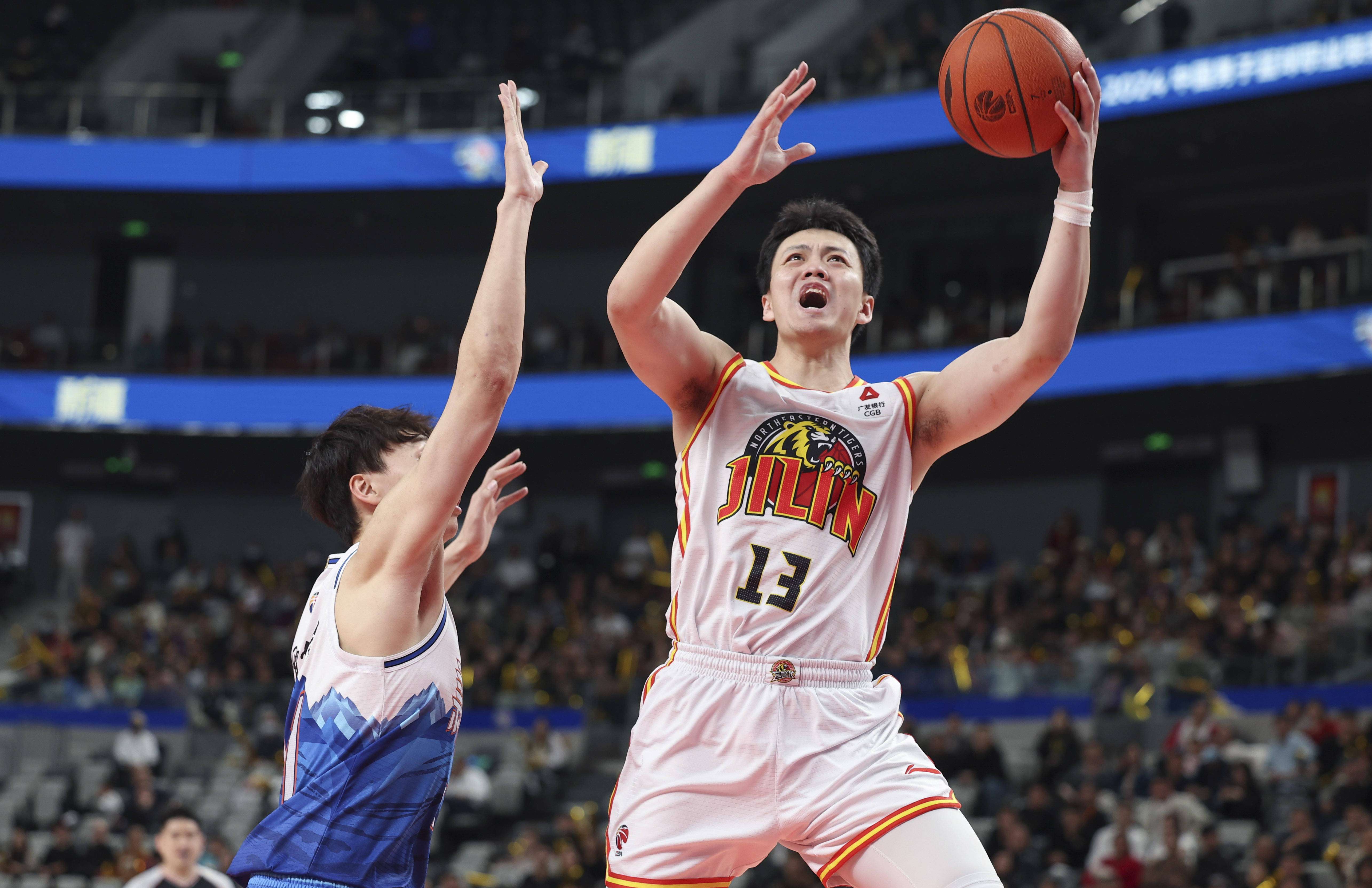 吉林男篮客场艰难取胜,继续保持领先 吉林男篮客场艰难取胜,继续保持领先