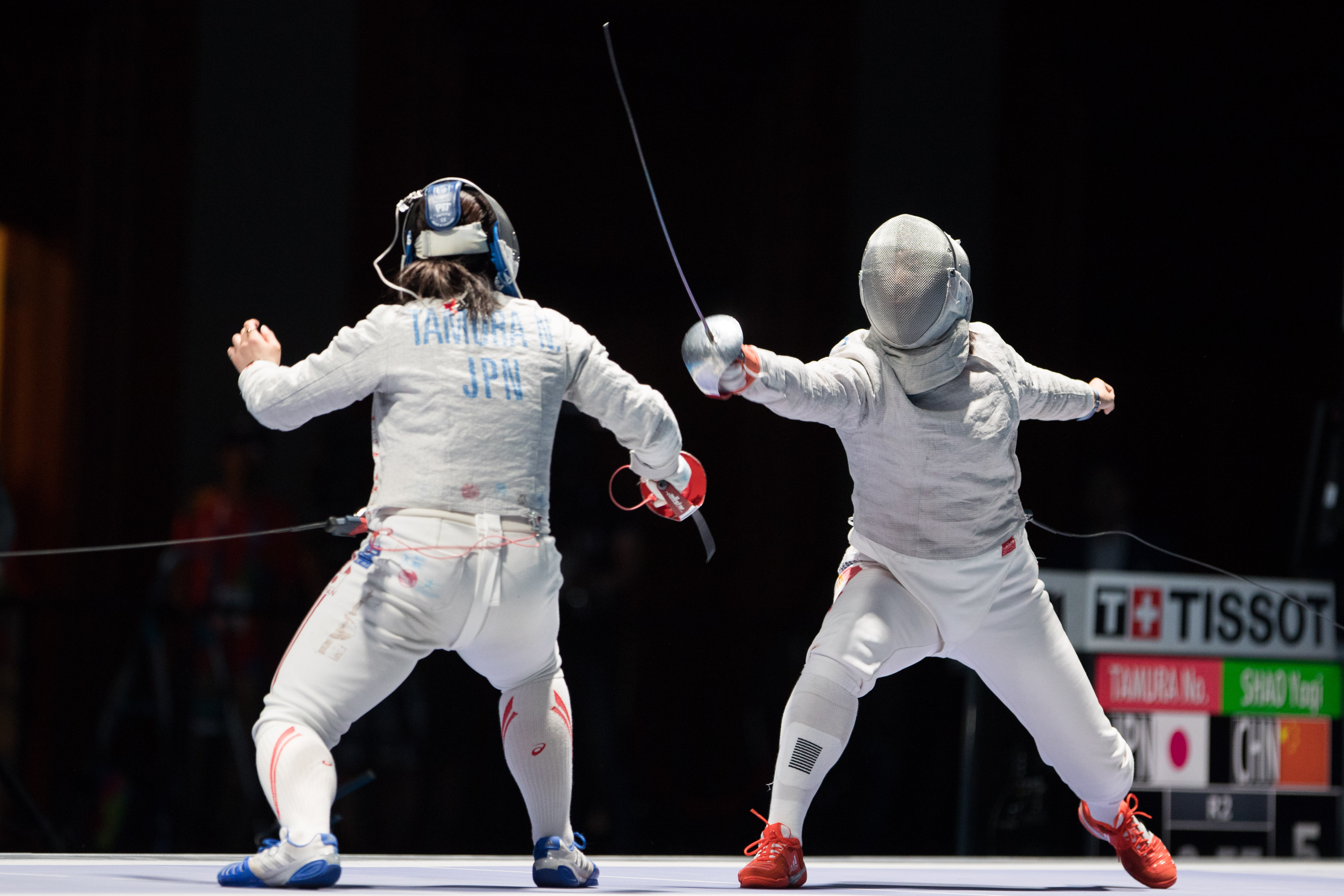 选手在击剑比赛中展现了精湛的剑术 选手在击剑比赛中展现了精湛的剑术