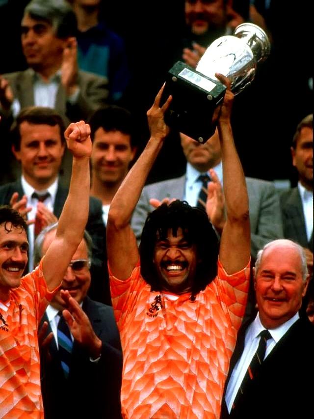 包含欧洲国家队大比拼，激情高涨赛场火热的词条