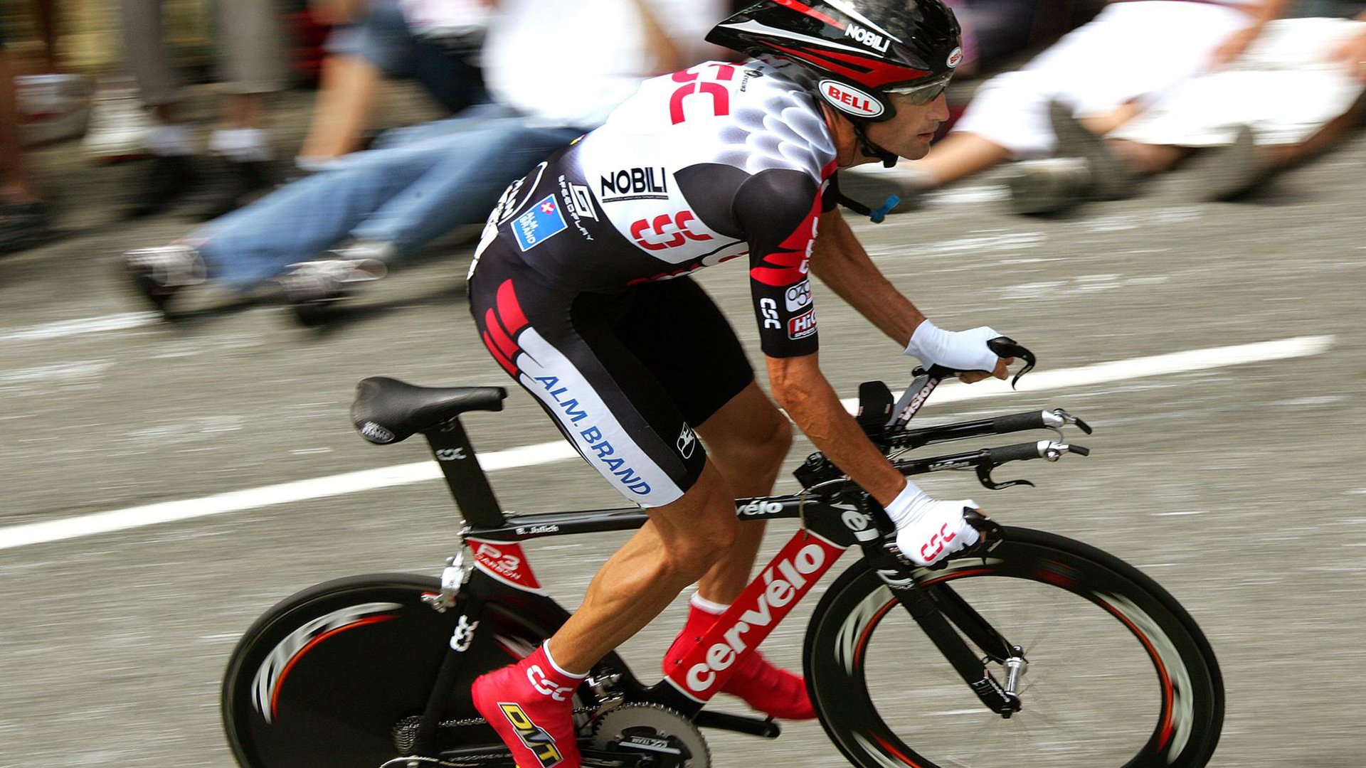 赛道与绿茵的共振，当F1揭幕战遇见埃及的钢铁防线