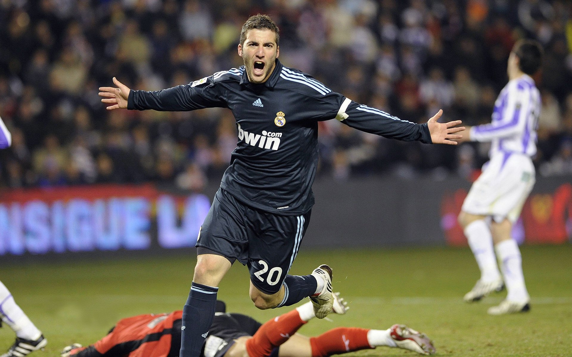 红色风暴与蓝色孤勇,法拉利横扫下的哈斯绝唱与佩雷兹的惊艳证言