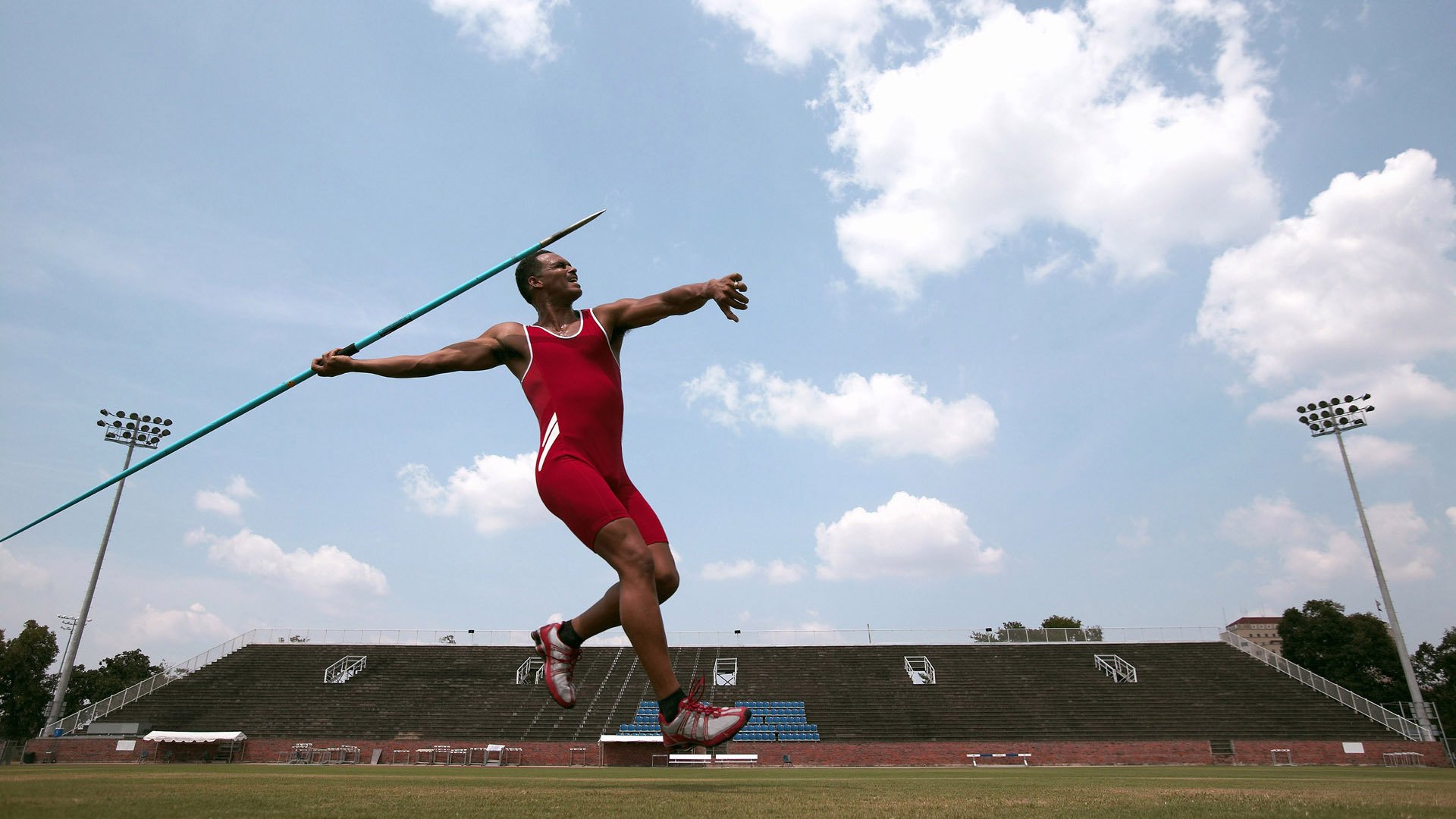红色风暴与蓝色孤勇,法拉利横扫下的哈斯绝唱与佩雷兹的惊艳证言