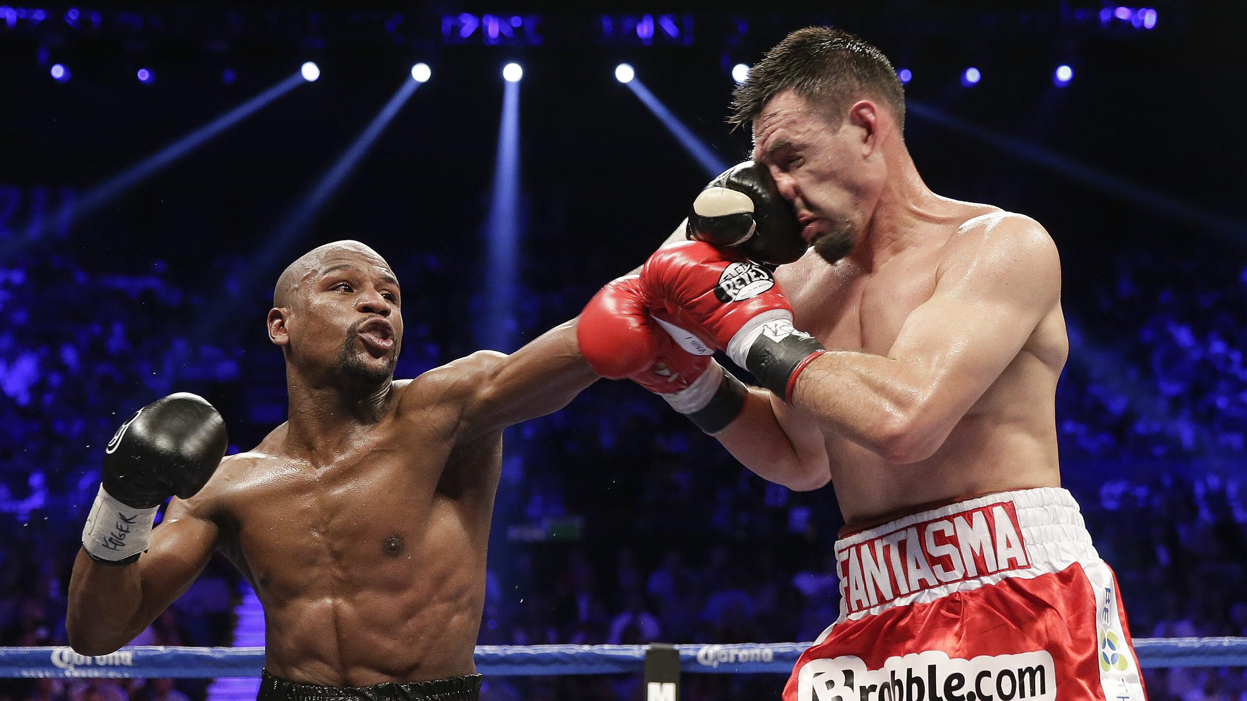 鏖战与突破，绿茵场上的意志较量，羽球场内的纪录新生